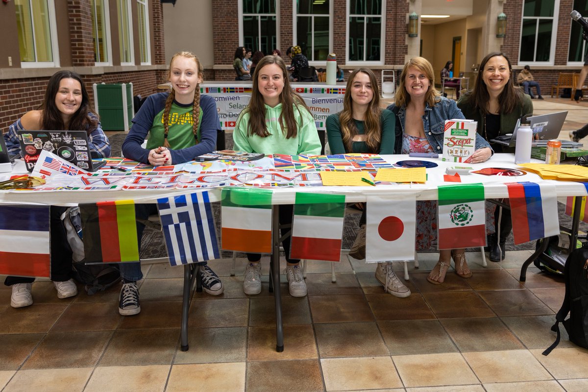 ElmhurstD205's tweet image. World Language Week begins today at @YorkD205! Each day students will be fully engaged in a new language and culture. Today’s focus was…Italian! #WeAreD205 #ThisisYork #WorldLanguageWeek