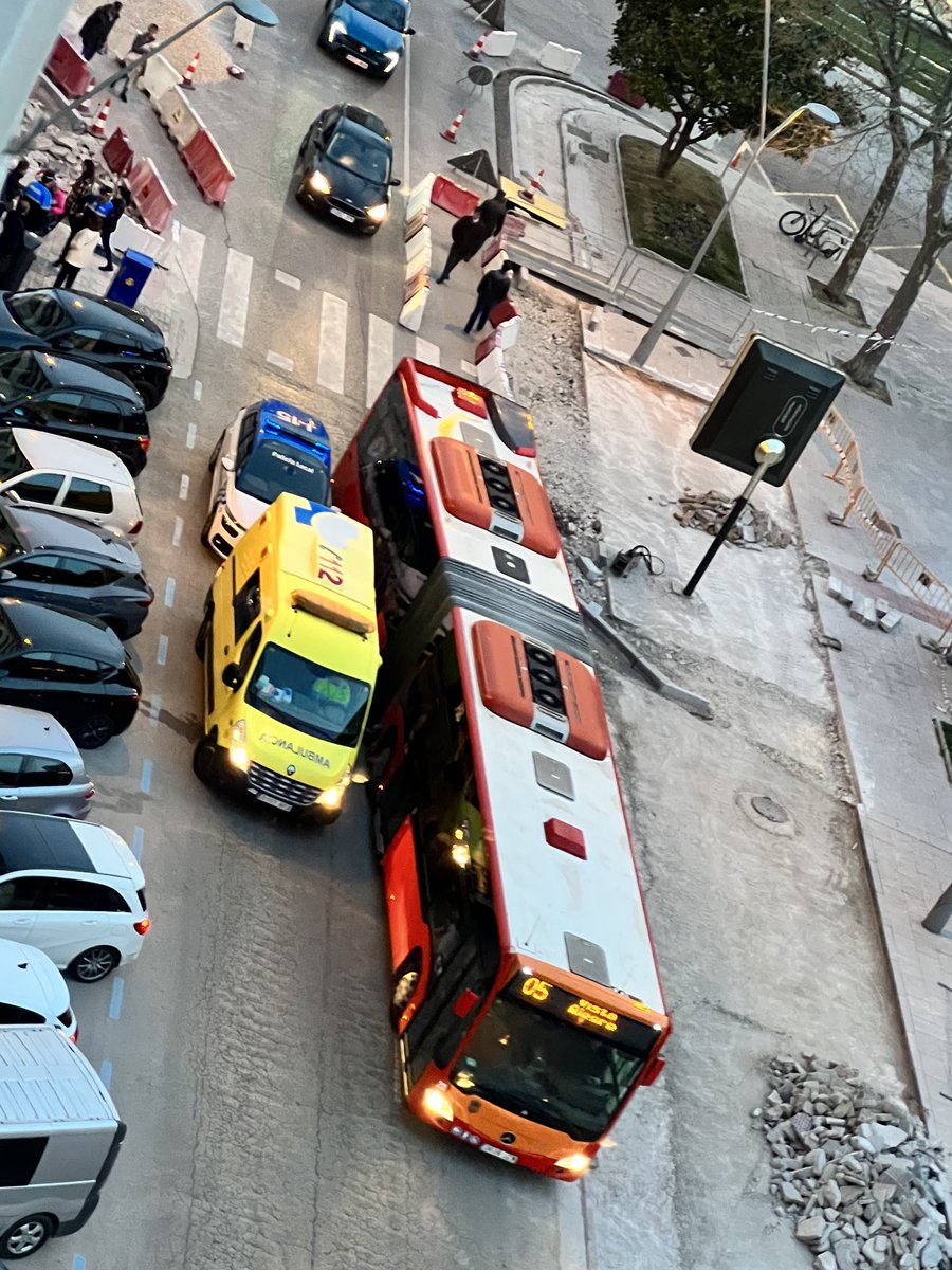 Ahora mismo, un poco de caos en la esquina de Reyes Católicos con avenida de La Paz #Burgos. Parece que no está bien protegida esa obra; o que no estamos bien protegidos los ciudadanos de ella