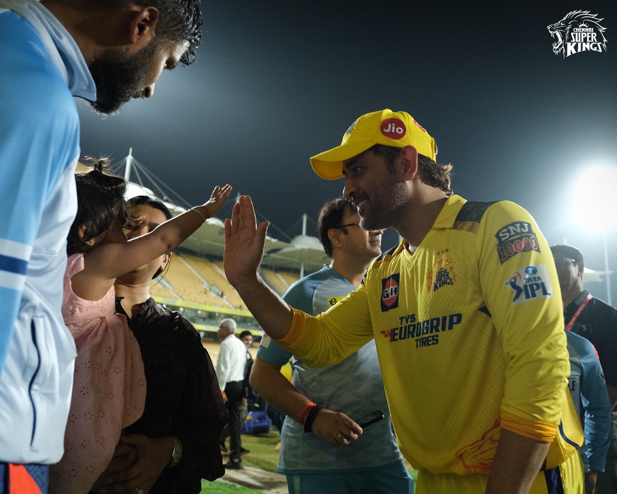 ChennaiIPL's tweet image. A Cute #Yellovely reunion 💛🤗

#CSKvLSG #WhistlePodu 🦁