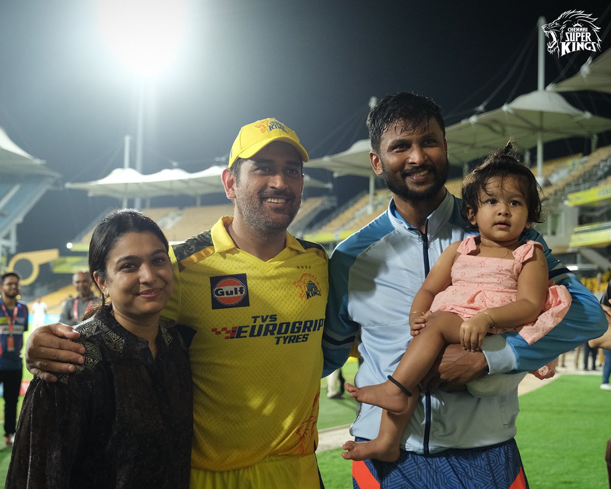 ChennaiIPL's tweet image. A Cute #Yellovely reunion 💛🤗

#CSKvLSG #WhistlePodu 🦁