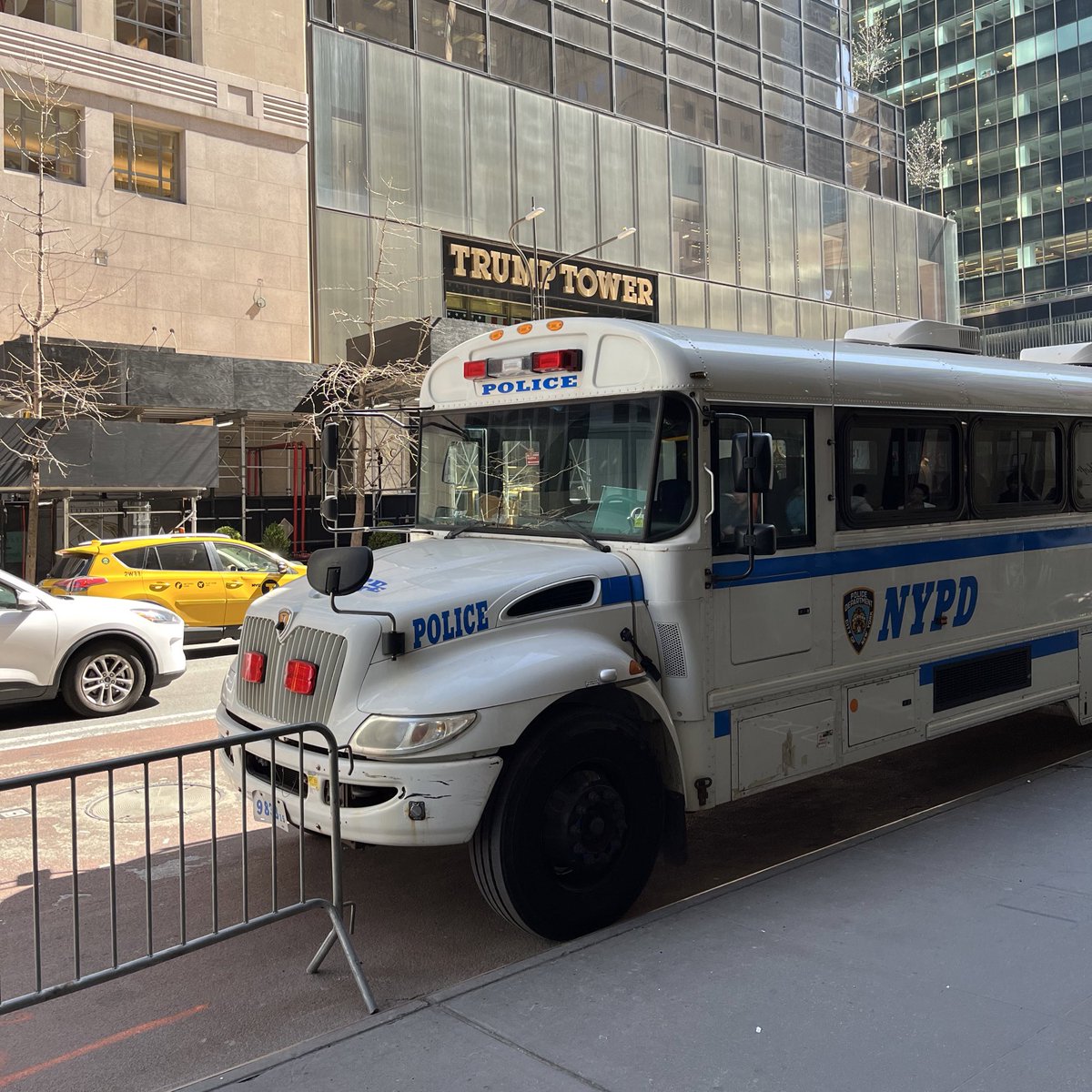 Warten auf #Trump, der zur Anklageerhebung morgen nach NYC kommt. Größtes Chaos bisher die Mischung aus Journalisten und Touristen. Kaum drei Dutzend Demonstranten.