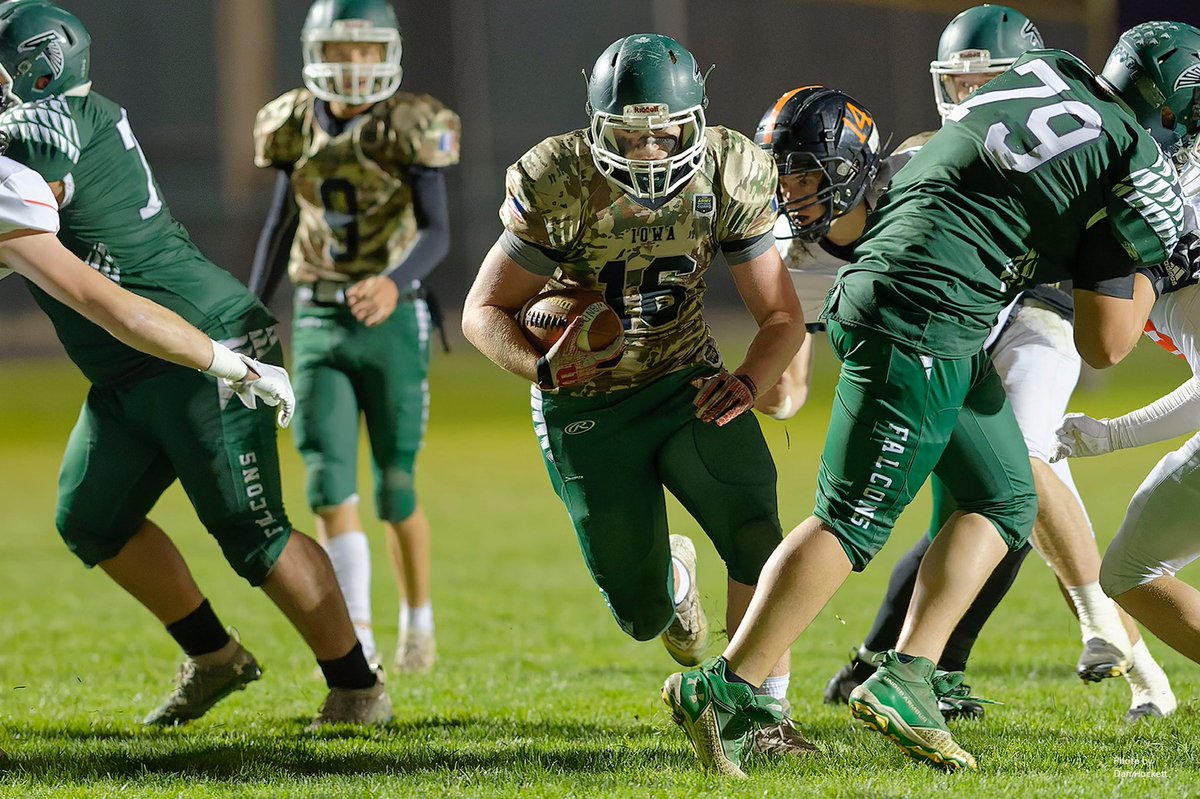 HaydenVan44's tweet photo. High School football stats😤
Offense 
Rushing TDS =12
Rushing yards= 1,054
Receiving yards = 180 
Passing yards = 885
Passing TDS = 8
Defense 
Tackles = 252
Solo Tackles = 156
Tackles for loss = 24 https://t.co/rRTznhQiAO