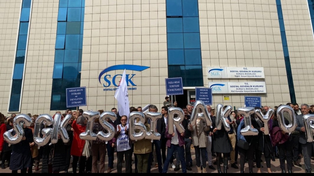 MikailDuran13's tweet photo. TARAFSIZ ETİK KAMU GÖREVLİLERİ SENDİKASI Sarı değildir. Memurun hakları için mücadele eder, kimseden emir almaz, kimseden korkmaz, asla siyasallaşmaz. Üyesi için yürür.
 Üyeleriyle büyür. #SGKisbirakiyor #SGKAilesiEylemde #MemuruOYalamayın https://t.co/C08ip0P9XD