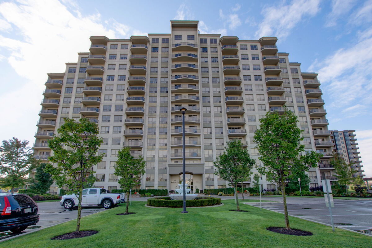 Check out this home! Condo on the 12th floor of the Northcliff at Hyde Park, one of London's most prestigious luxury high-rise structures. Open-concept main living areas, a great kitchen with a lovely breakfast bar that is open to .. barb-whitney.cb1.so/2qcppu