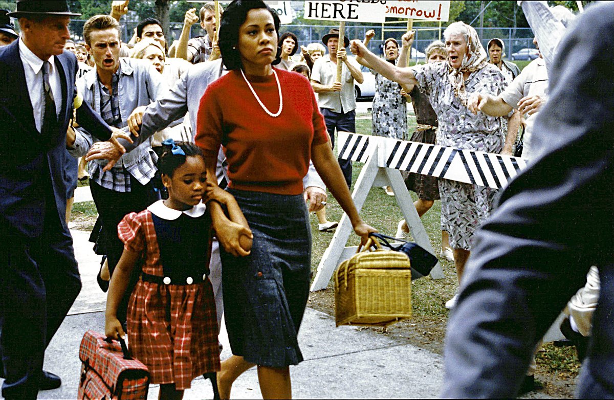 EuzhanPalcy's tweet image. Dans moins de deux heures, l'avenir de mon film RUBY BRIDGES va se jouer (16h30 locale) dans cette école et plus largement en Floride; le gouverneur DeSantis, probable candidat de 2024, est la tête de pont d'un attaque féroce contre l'HISTOIRE qu'il/ils souhaite(nt) effacer.
