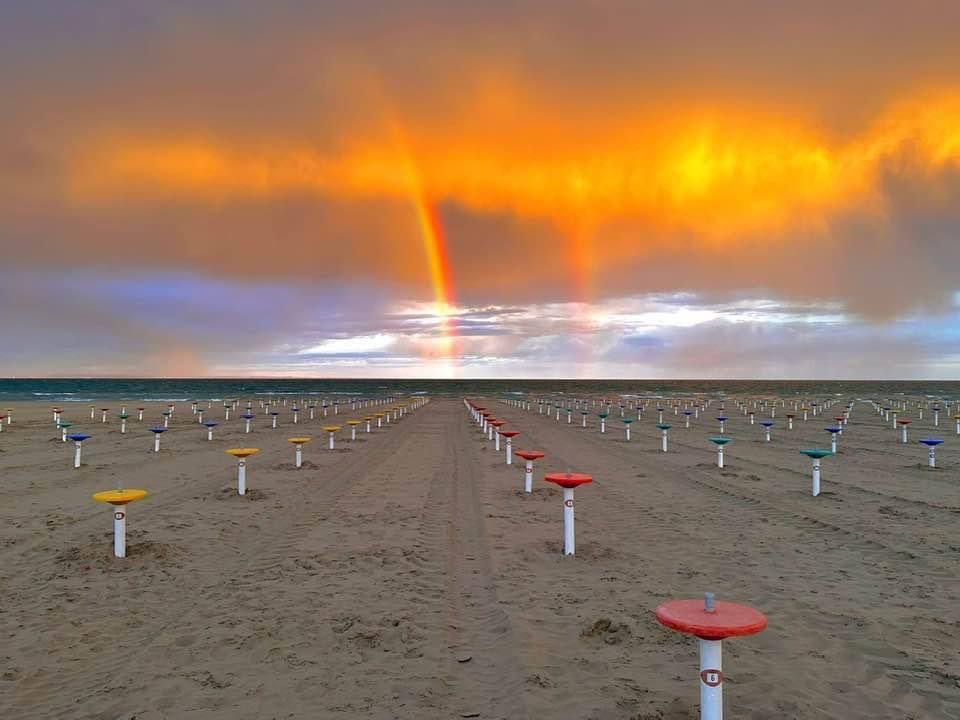 Ancora magia nella spiaggia di Lignano Sabbiadoro… #lignano #spiaggia #arcobaleno