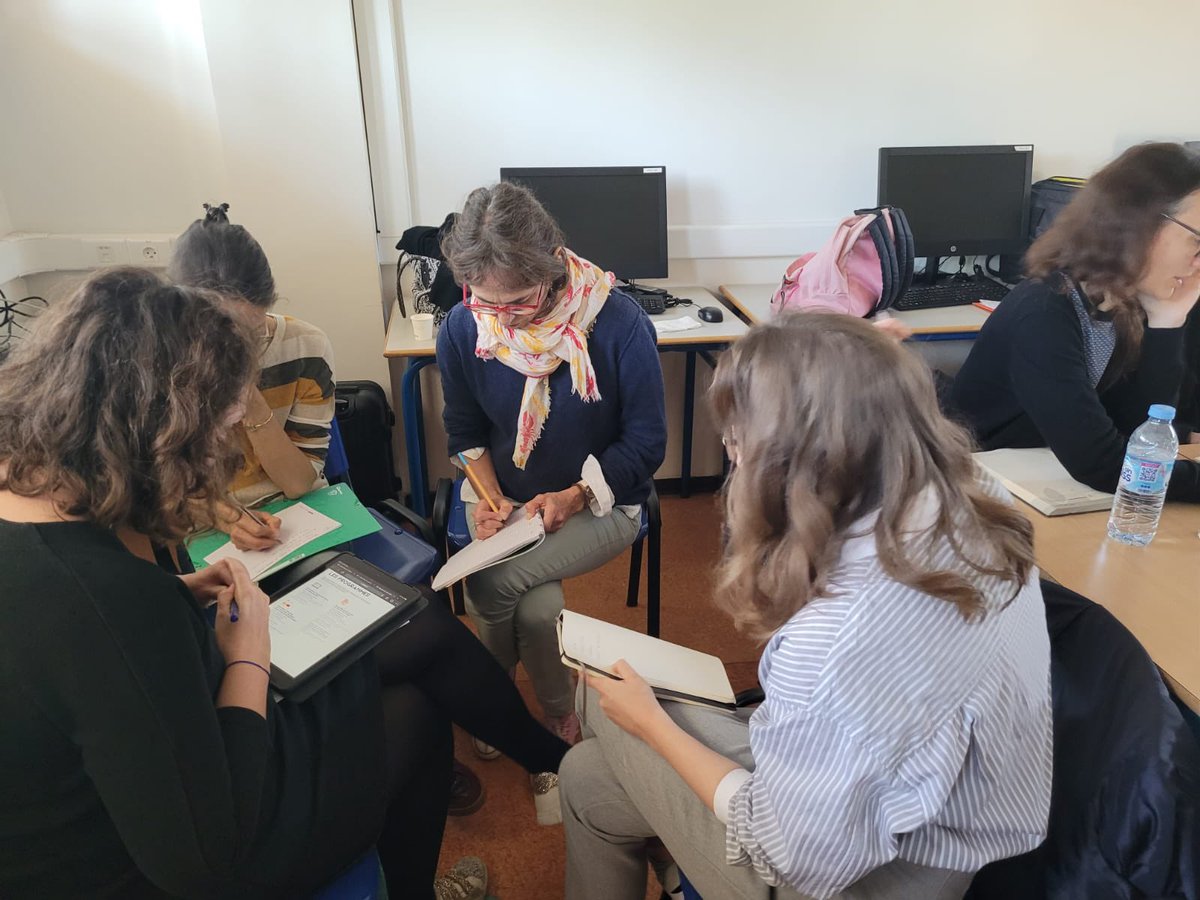ClemiNormandie's tweet photo. Après les apports théoriques du matin, des pistes de mise en pratique de l’#educmediasInfo avec  le Regard des jeunes de 15 ans (@prixbayeux) et des ateliers ludiques avec #36hALaRedac et #mediasphere https://t.co/TaQ4YnZohW