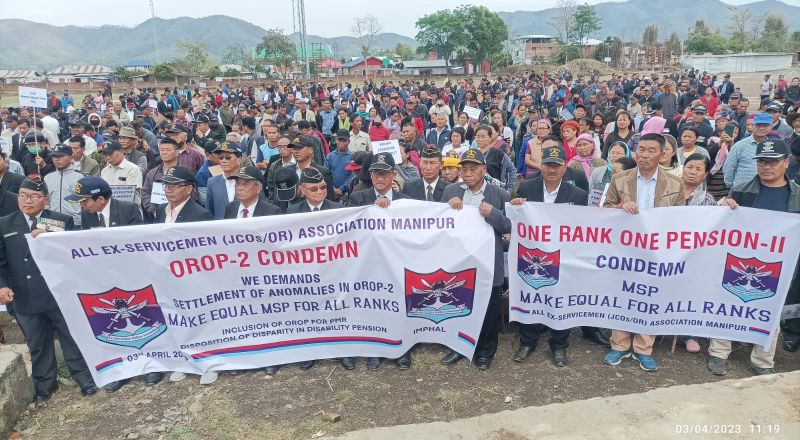 ImphalFreePress's tweet photo. Manipur ex-servicemen association hold protest
#oropscheme #OneRankOnePension
https://t.co/t5t4jhOo1G https://t.co/EIBoBNlLHC