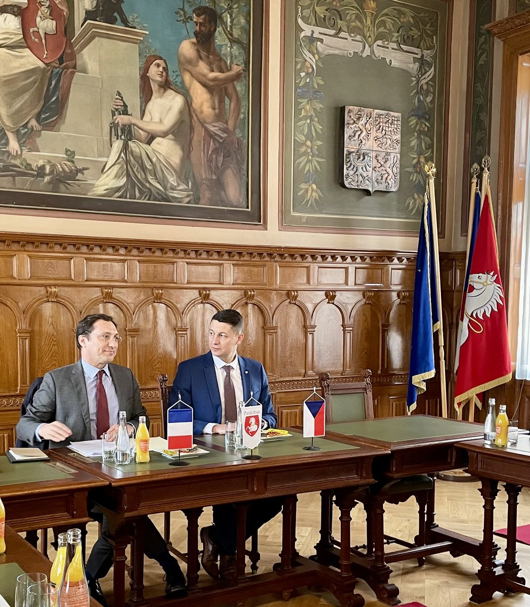 AlexisDutertre's tweet photo. 🇫🇷🤝🇨🇿🇪🇺|V Pardubickém kraji jsem dnes navštívil: Gymnázium Dašická a 🇫🇷 třídy; továrnu 🇫🇷 @forviagroup se 750 zaměstnanci; setkal jsem se s volenými zástupci Rady města; podpořil jsem evropskou alianci #AcrossEU s univerzitami v Pardubicích a Caen; navštívil jsem 🇫🇷@AfPardubice! https://t.co/8fg5jj4lrK