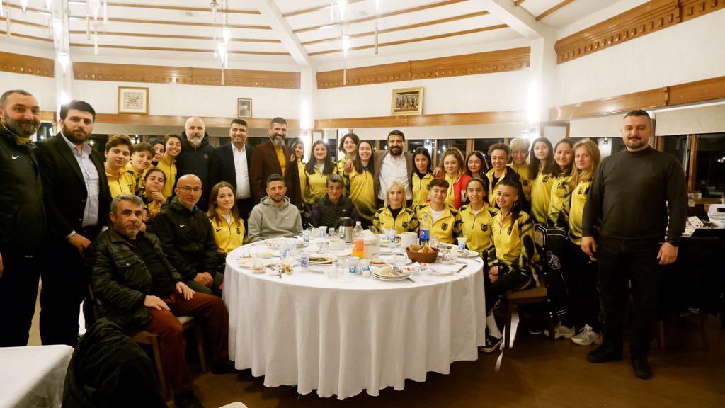 Futbol Şubemizin tüm paydaşlarıyla İftarda bir araya geldik.

Sporcularımıza üstün başarılar dileriz.

<a href="/SeymaDgc/">Şeyma Döğücü</a> <a href="/avustahabipoglu/">Av. Yunus USTAHABİPOĞLU</a> <a href="/h_basricengiz/">Hasan Basri CENGİZ</a>