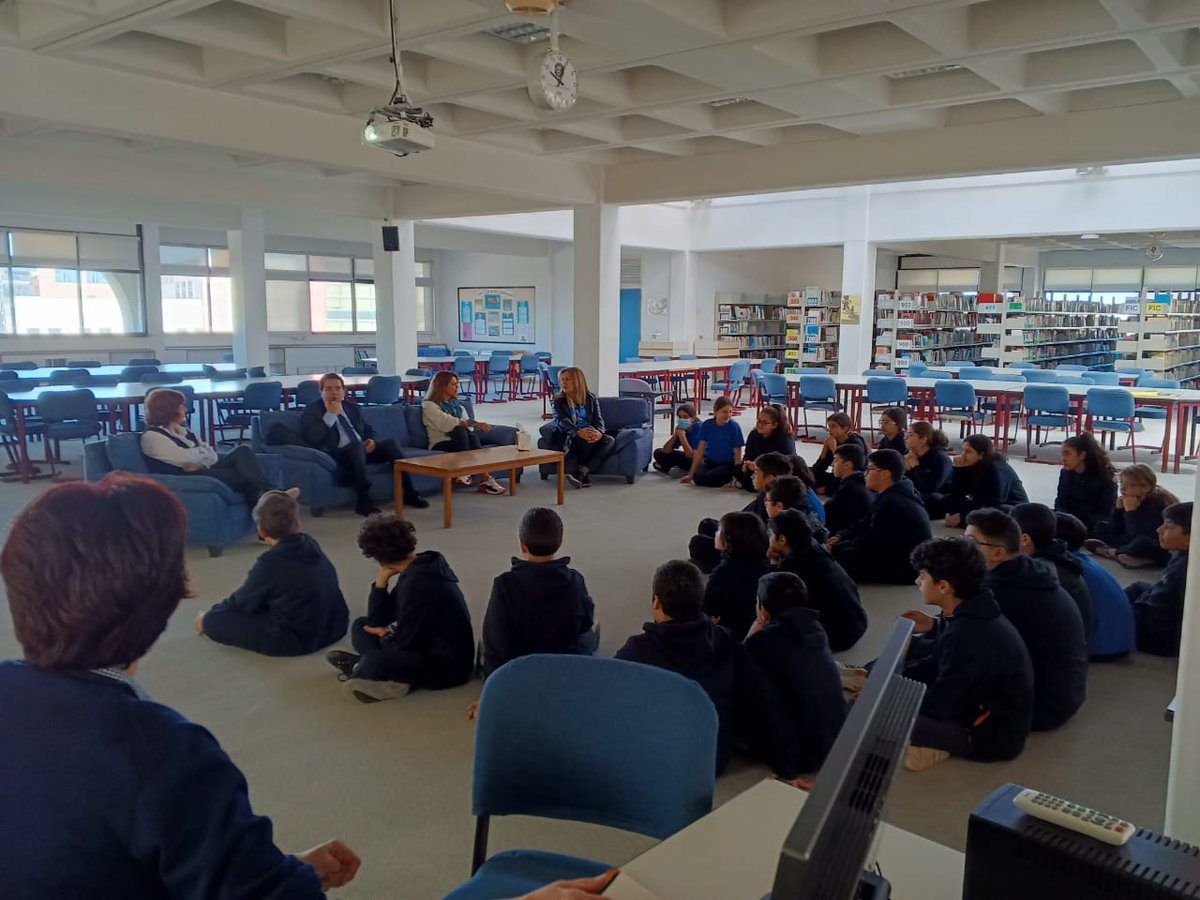 RhhsCollegeFR's tweet photo. À l’occasion du mois de la Francophonie, les EB6 ont eu le plaisir d’accueillir Monsieur Alexandre Najjar afin de parler de son parcours dans le domaine de l’écriture et du journalisme. Une rencontre bien enrichissante! @RHHSInterD  @RHHS_Saida https://t.co/9IA1fJP2DB