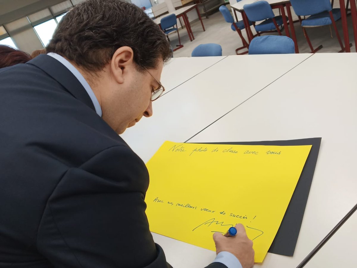 RhhsCollegeFR's tweet photo. À l’occasion du mois de la Francophonie, les EB6 ont eu le plaisir d’accueillir Monsieur Alexandre Najjar afin de parler de son parcours dans le domaine de l’écriture et du journalisme. Une rencontre bien enrichissante! @RHHSInterD  @RHHS_Saida https://t.co/9IA1fJP2DB