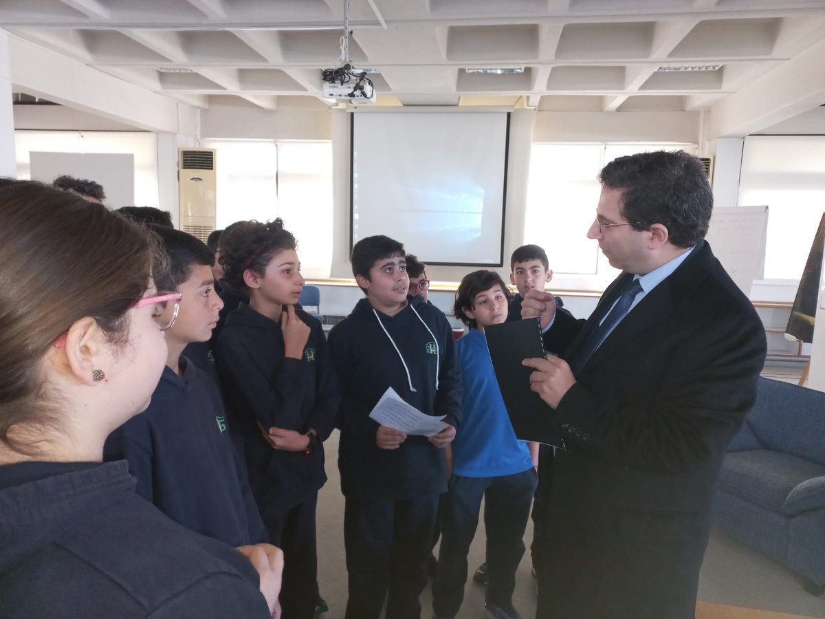 RhhsCollegeFR's tweet photo. À l’occasion du mois de la Francophonie, les EB6 ont eu le plaisir d’accueillir Monsieur Alexandre Najjar afin de parler de son parcours dans le domaine de l’écriture et du journalisme. Une rencontre bien enrichissante! @RHHSInterD  @RHHS_Saida https://t.co/9IA1fJP2DB