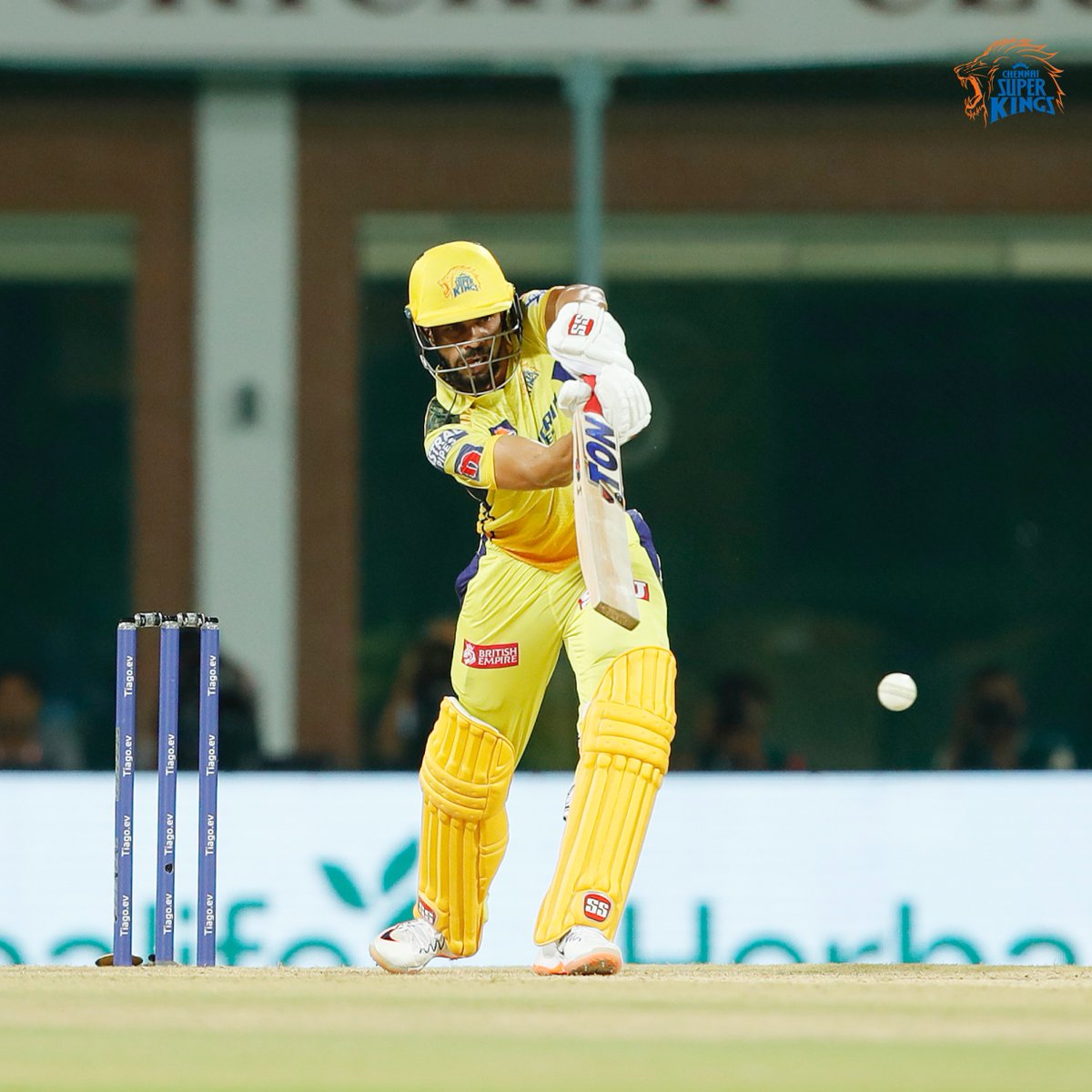 ChennaiIPL's tweet photo. Watching this guy @ Anbuden! 5⃣0⃣🔥 #Bliss 

#CSKvLSG #WhistlePodu #Yellove 💛🦁 https://t.co/SpWsQhJtsx