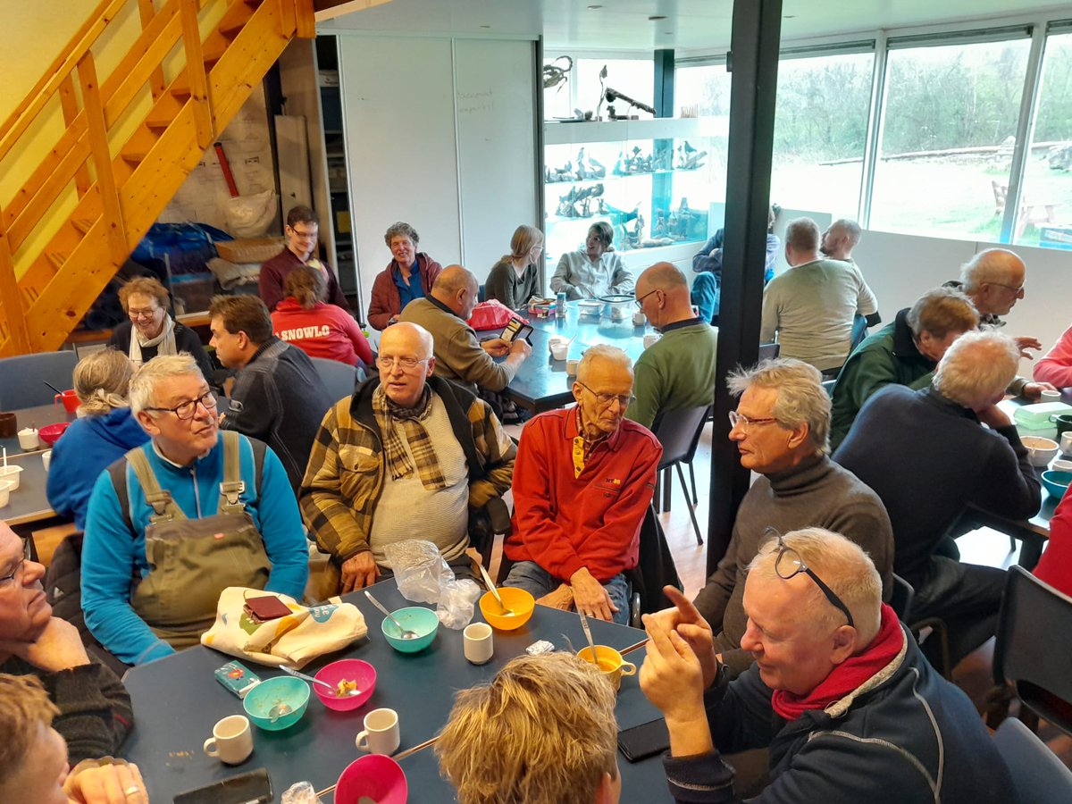 LBFriesland's tweet photo. De bikkels van onze snoeicursus fruitbomen gingen afgelopen zaterdag in regen en wind aan de slag. Zo brachten ze de opgedane kennis van twee avonden in de praktijk. De snert na afloop smaakte heerlijk! https://t.co/DcjeJd1ArE