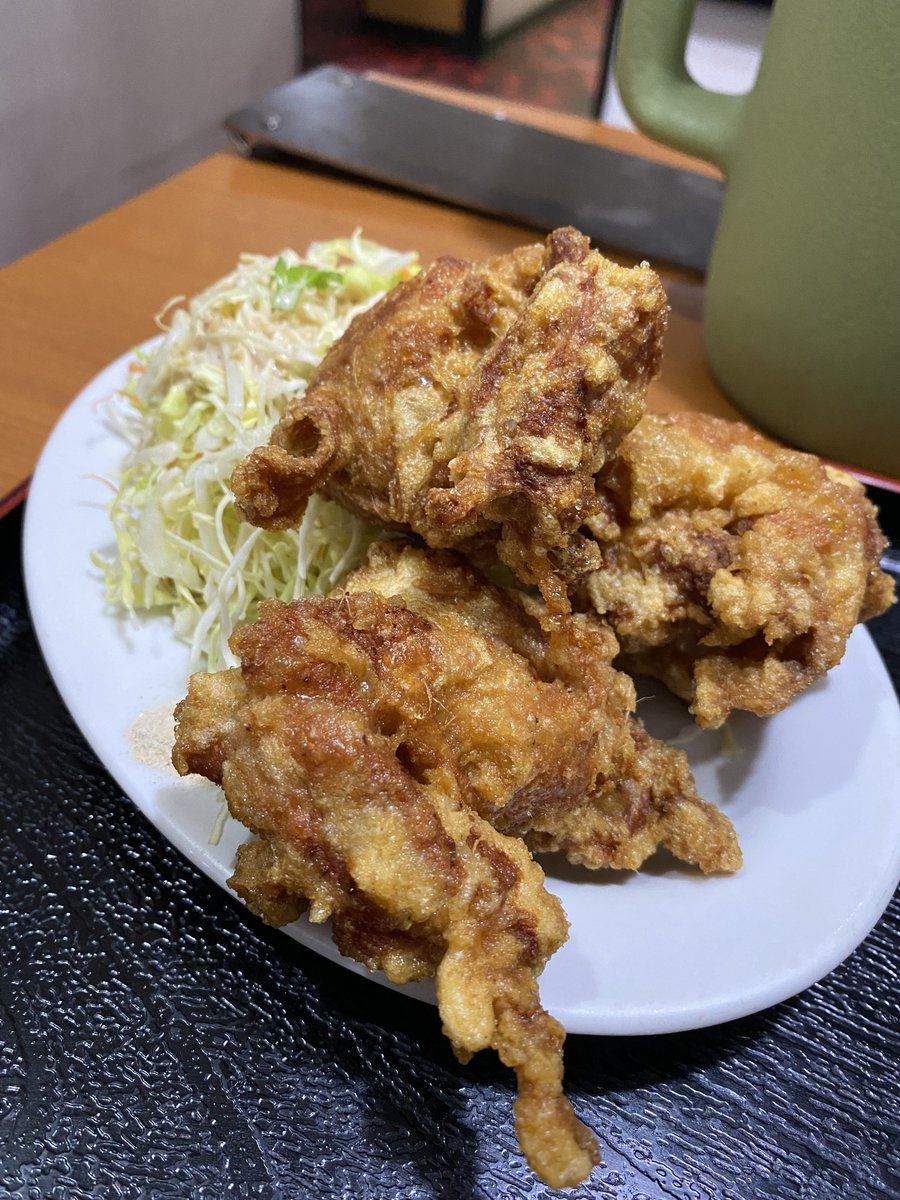 ti345626's tweet photo. 中華飯定食🍚✨
ラーメンにかかったラー油はそんなに辛く無くて良かった😆
中華飯はちょっぴり甘めで今はお高い白菜がたくさん入っていましたねー😇
後から出て来る大きな唐揚げは熱々でふーふーしながら食べました🐔
いつも1000円くらいで大満足😋
(*｡‐人‐) ｺﾞﾁ🍥

＃台湾料理龍鳳軒 https://t.co/LYtcgN9zmD