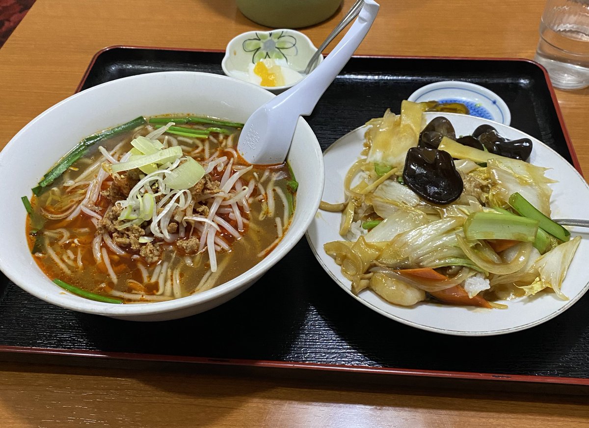 ti345626's tweet photo. 中華飯定食🍚✨
ラーメンにかかったラー油はそんなに辛く無くて良かった😆
中華飯はちょっぴり甘めで今はお高い白菜がたくさん入っていましたねー😇
後から出て来る大きな唐揚げは熱々でふーふーしながら食べました🐔
いつも1000円くらいで大満足😋
(*｡‐人‐) ｺﾞﾁ🍥

＃台湾料理龍鳳軒 https://t.co/LYtcgN9zmD