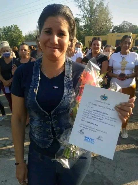 🇨🇺 En la mañana de hoy se entrega cello acreditado a los Diputados al Parlamento cubano. #Cuba #JuntosPodemos <a href="/DiazCanelB/">Miguel Díaz-Canel Bermúdez</a> <a href="/CapoNapoles/">Yanaisi Capó Nápoles</a> #MunicipioBartolomeMaso