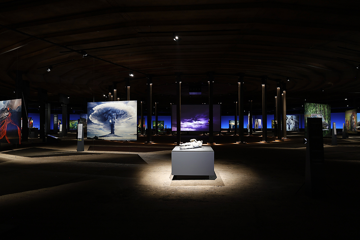 Gasometer_OB's tweet photo. Endlich #Ferien!  Da passt ein Besuch der aktuellen #Gasometer-Ausstellung gut ins Programm. Unser Ausflugstipp „Das zerbrechliche Paradies“ zelebriert die Schönheit der Natur und dokumentiert zugleich ihre Verletzlichkeit.  Stichwort #Klimawandel. 
 Infos https://t.co/W2MPexYFK1 https://t.co/Agy57zUIWs