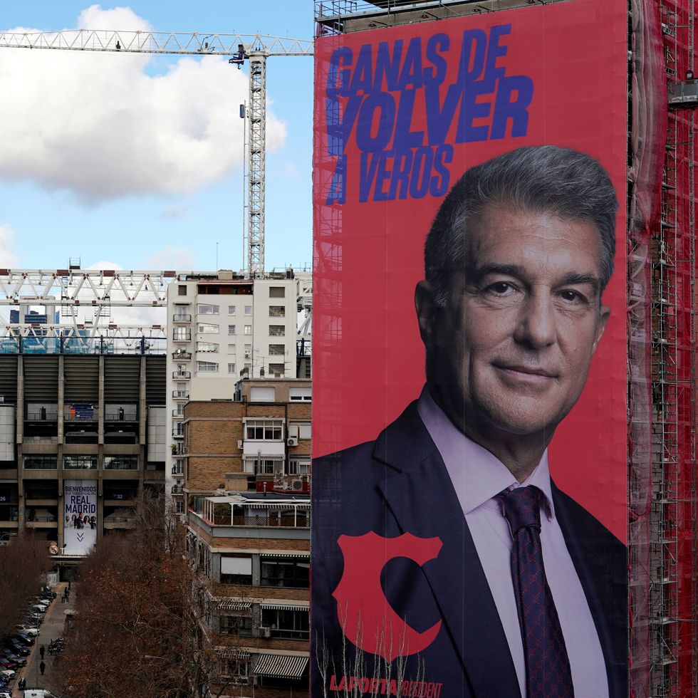 trunksRM7's tweet photo. Desde que este populista llegó a la presidencia:

- vendieron medio club y patrimonio a futuro para traer a uno que otro cromito y mantener a la turba contenta.

- año tras año son fulminados de Champions en fase de grupo e incluso de EUROPA LEAGUE jaja

- están en ruinas, nadie les da financiación para el circo de estadio que pretenden hacer.

- largaron a Messi y a su mayor leyenda después de haberlo usado para llegar a la presidencia

- están envueltos en la mayor trama de corrupción del fútbol español pagando descaradamente al segundo al mando de los arbitros.

- equipo sin rumbo, sin dinero, con una masa salarial de auténticos pena..

- la Uefa está a nada de sancionarles y prohibirles jugar Champions.. 💀

NO TE VAYAS NUNCA @JoanLaportaFCB