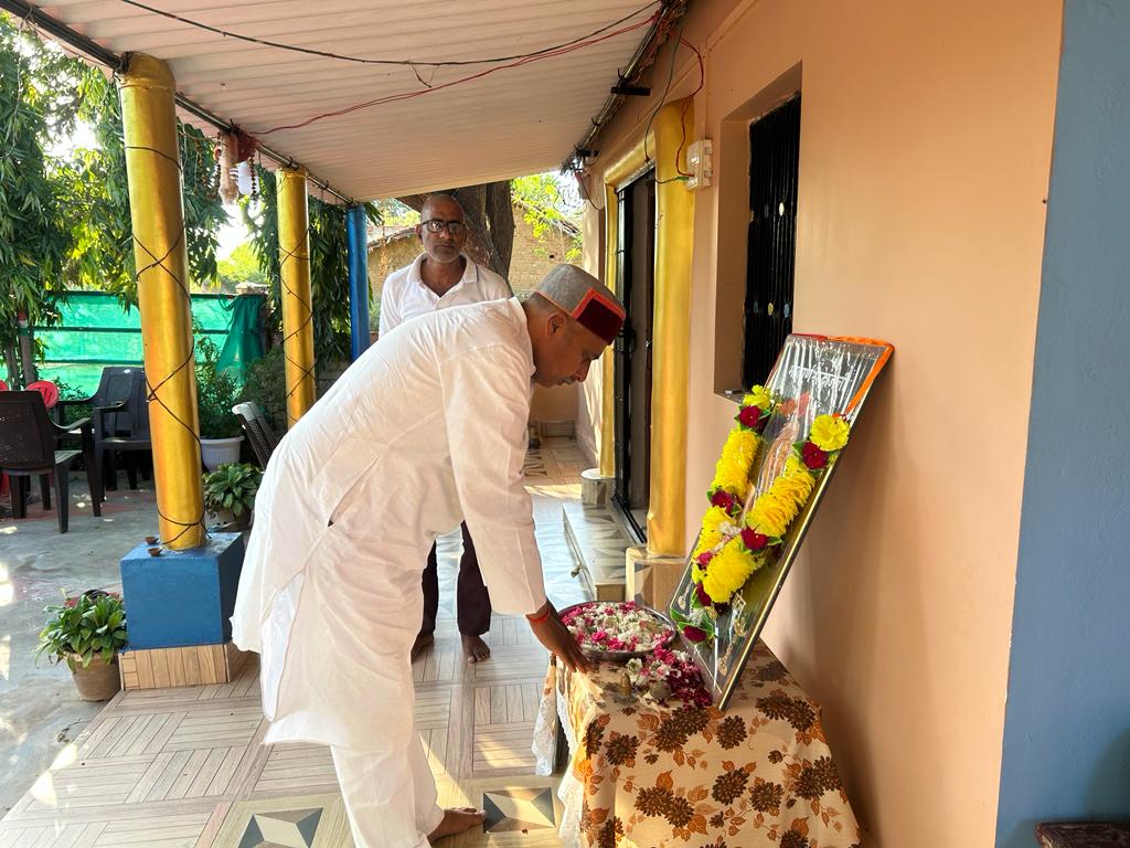 PradeepPatelBJP's tweet photo. #मऊगंज_विधानसभा

मऊगंज नगर परिषद अध्यक्ष
श्री बृजवासी पटेल जी के पिताजी के निधन उपरांत उनके घर पहुँच कर शोकाकुल परिजनों से मुलाकात की व शोक संवेदनाएं व्यक्त की ..!! https://t.co/wqzX6SSTvZ