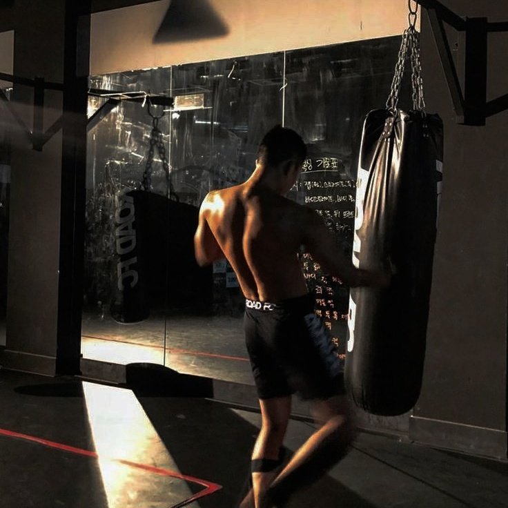 B0XINGPAPI's tweet image. ‍ 

                 𝐋𝐈𝐌 𝐉𝐔𝐍𝐇𝐎        

             𝗍𝗁𝖾 𝖻𝗈𝗑𝗂𝗇𝗀 𝖻𝖾𝖺𝗌𝗍.                          
             𝗍𝗈𝗉 𝗇' 𝗁𝖺𝗋𝖽 𝗄𝗂𝗇𝗄𝗌.
             𝟤,𝟢𝟥𝗆, 𝟥𝟧 𝗒𝖾𝖺𝗋𝗌 𝗈𝗅𝖽.
             𝖺 𝖿𝖾𝗆𝖻𝗈𝗒 𝖼𝗈𝗅𝗅𝖾𝖼𝗍𝗈𝗋.

⠀