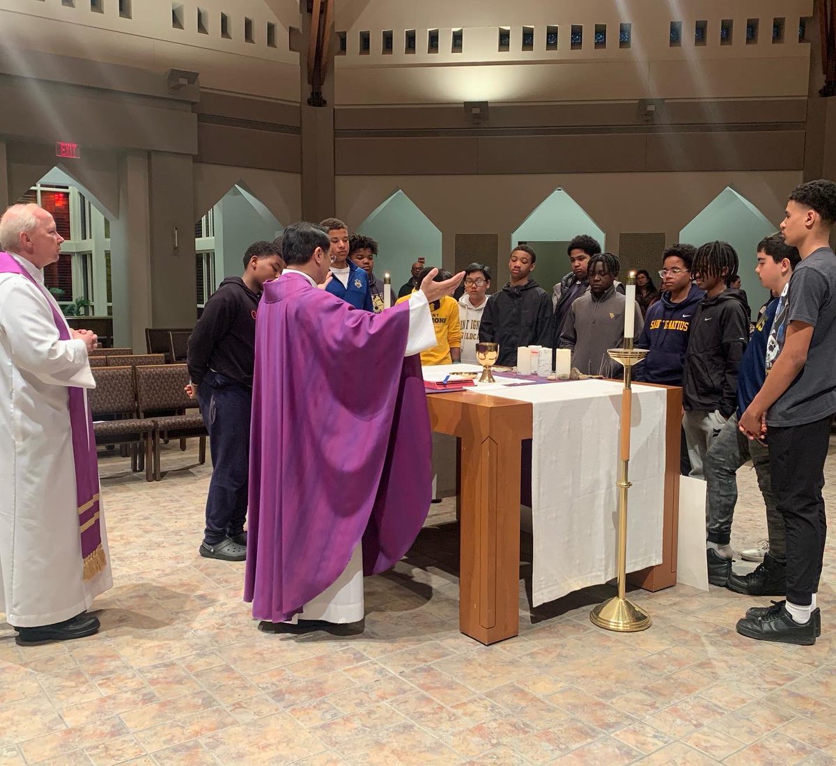 TheWelshAcademy's tweet photo. On Friday the Welsh Academy Class of 2023 participated in their 8th grade retreat! This year’s theme was “Becoming Me, Becoming Us, Becoming More” and invited students to look back on their time at the Welsh Academy while also looking forward to what comes next. #AMDG https://t.co/3V5uOdoAui