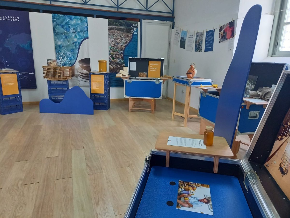 PlasticOdyssey's tweet photo. Ouverture de l'exposition à #Mindelo 🇨🇻 Venez découvrir les "Malles aux Trésors", notre bibliothèque de solutions venues du monde entier pour remplacer le #plastique.

🗓 Du 3 au 13 avril 2023
📍 Centre Culturel de Mindelo
🆓 Gratuit 

#NomadicExpo https://t.co/VPOjYgtFKK