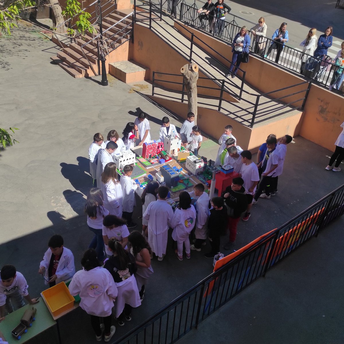 Noel_N11's tweet photo. Algunes de les creacions de l'alumnat en la 2n edició del Congrés Intraescolar científic. Ho hem passat PIPA!!! #ScienceAtSchool #erasmusplus @sepiegob https://t.co/lynfrqNm2y