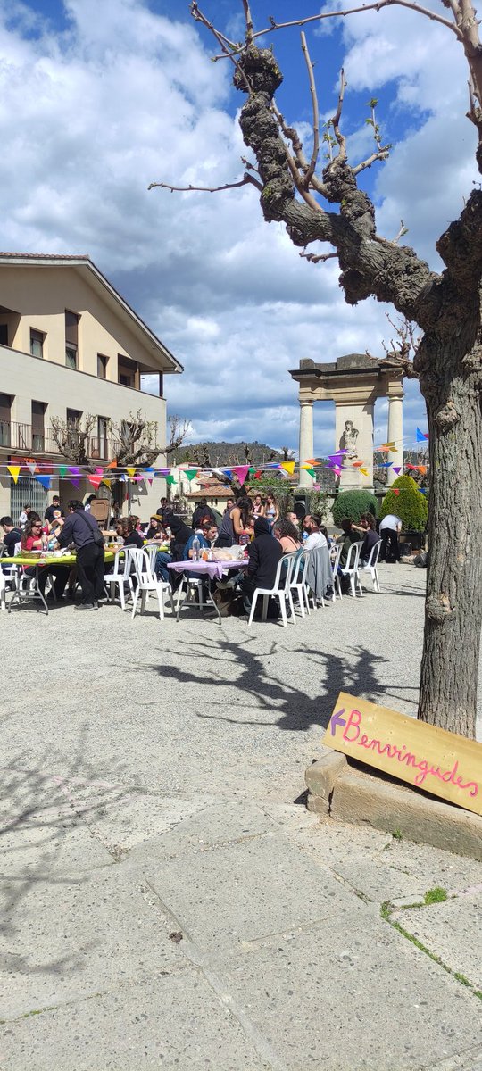 apmoianes's tweet photo. 📸Així va ser la 1a calçotada de l'Ateneu en motiu dels 2 anys de vida, comunitat i lluita de La Polseguera al Moianès

😍Agraïments que no es poden expressar amb paraules per les que hem col·laborat en aquest camí! Un aplaudiment pels dos anys de participació i militància rural! https://t.co/Cf8aAdAvaJ
