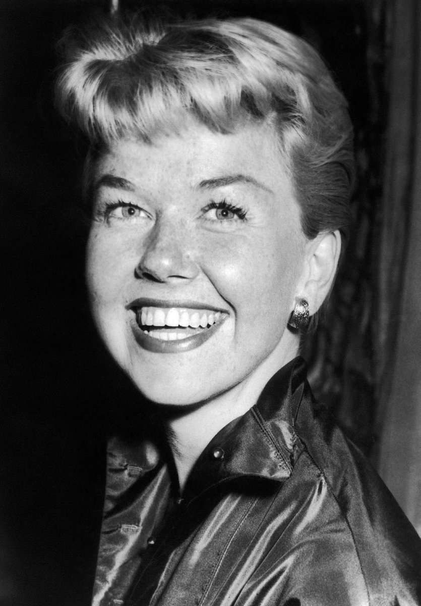 Doris Day (b. April 3, 1922) American actress, singer, and activist. Day began as a big band singer. Award-winning artist, she garnered remains among the most celebrated vocalists and film stars. #womeninmusic #womeninjazz #musicherstory