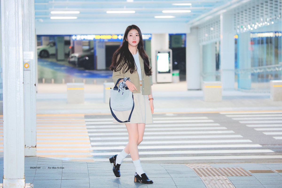 230403 #신예은 #Shinyeeun 

하와이 가는 윤un단real오 씨✨🌸💙