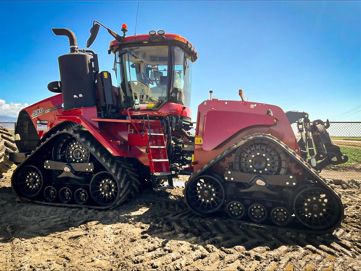 Sonsray's tweet photo. Brand new 580 QuadTrac just arrived at its forever home, over in Salinas Valley! One of the most productive agricultural regions in California... Great Job, Team Salinas!
#Sonsray #Caseih #track #quad #tractor #cali #california #salinas #salinasvalley #ag #agriculture #quadtrack https://t.co/rluvQBkZtZ