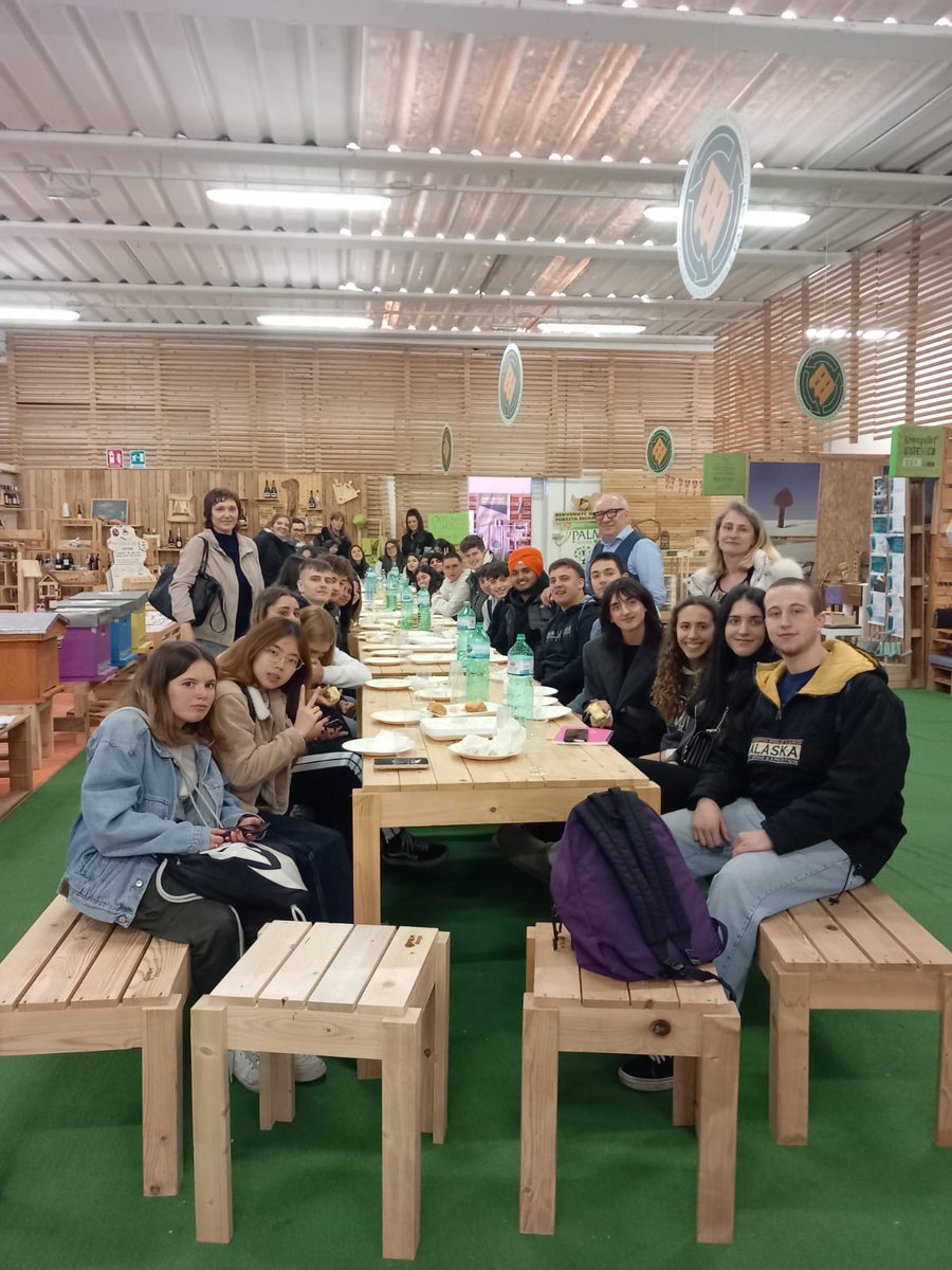 PalmSpa_SB's tweet photo. Continua la formazione di #PALMAccademy per oltre 50 studenti ai temi di circolarità, tracciabilità, e #sostenibilità della materia prima all’interno dell’#imballaggio terziario che ogni giorno movimenta oltre il 90% di tutti i prodotti in tutto il mondo, il #pallet in #legno. https://t.co/ksWehM3miF