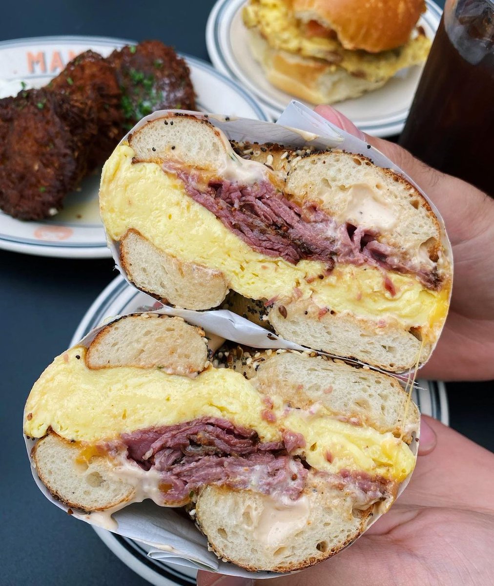 Sometimes you just need some emotional support pastrami to make it through the week. 🤷 <a href="/mamalehs/">Mamaleh's Delicatessen</a>

📸: <a href="/sistersnacking/">Sistersnacking</a>