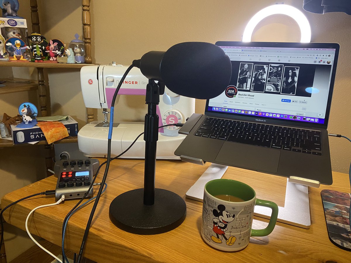 AbbeyOnAir's tweet photo. The most ✨professional✨ podcast setup you’ll ever see. 

https://t.co/5kyVM8vCrZ https://t.co/X2Lmd1H6VD