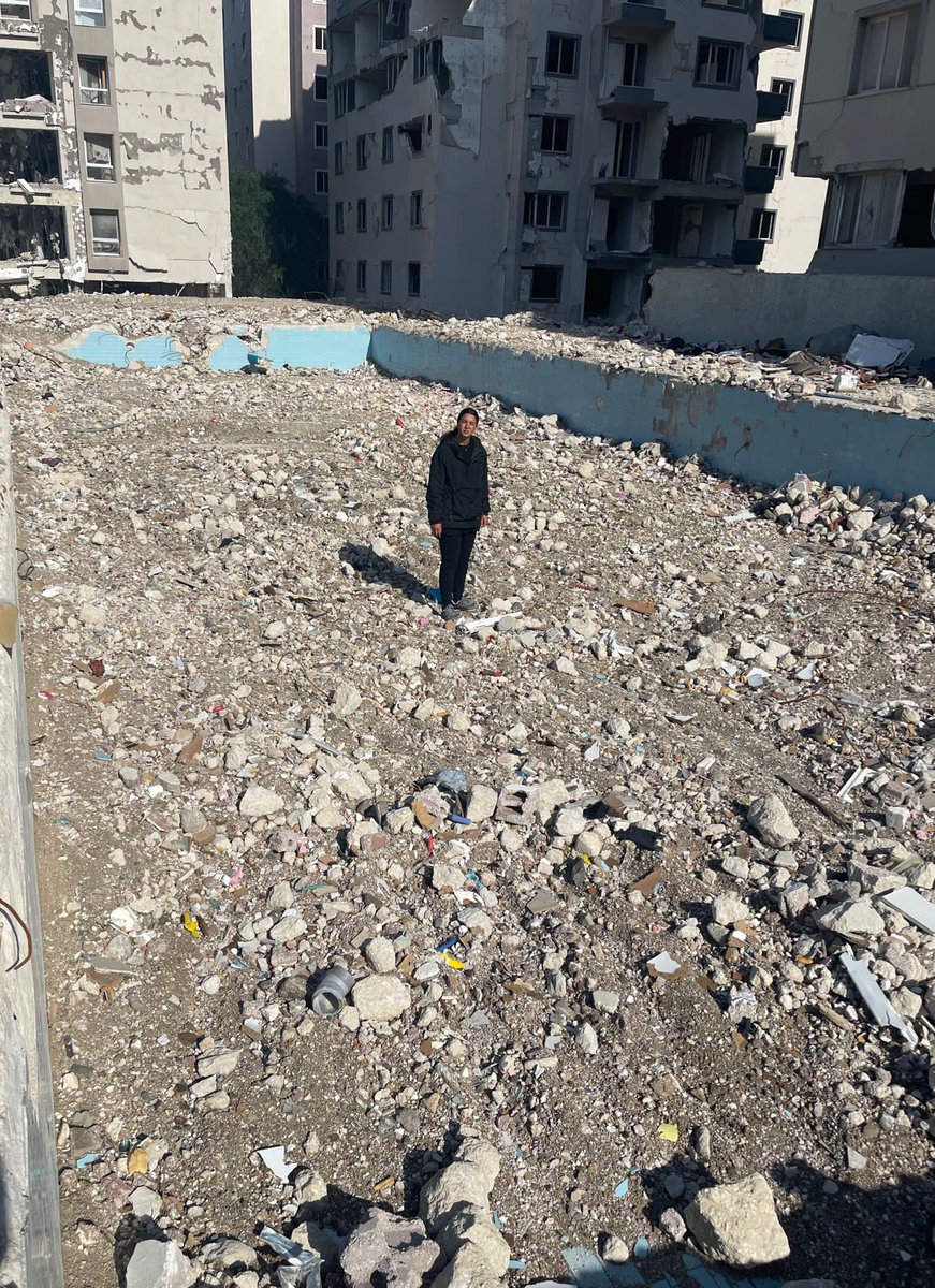 Antakya’da lüks bir sitenin yüzme havuzuydu…

Gözümün gördüğü tek şey enkaz..
Ah Hatay…