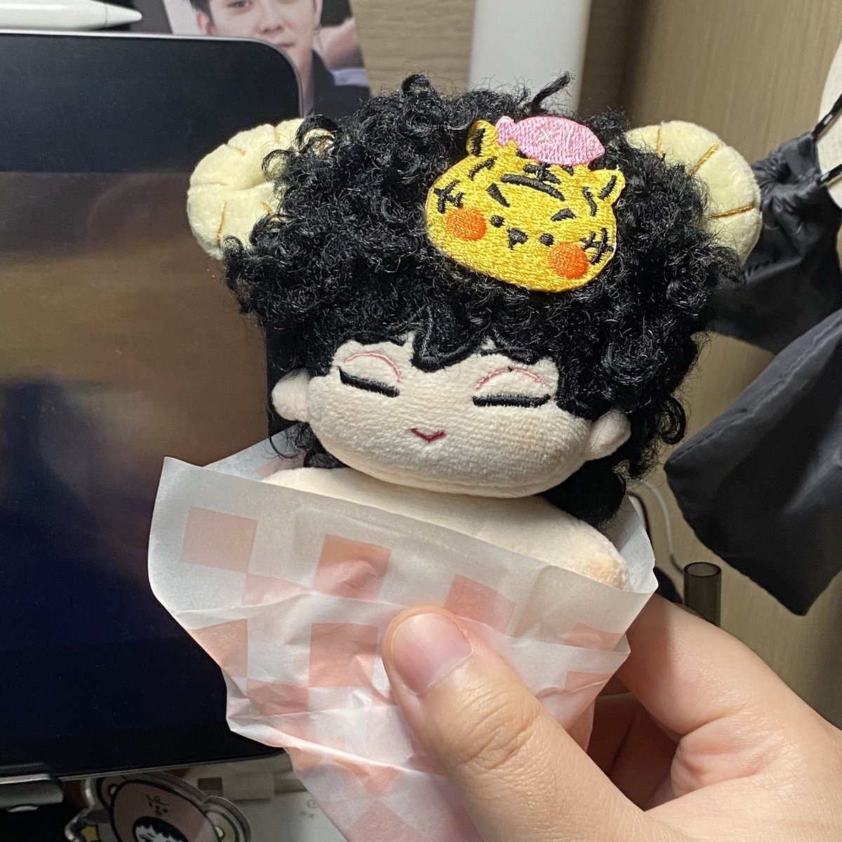 Bunny pie will be ready in several days.;)(not the one in these pics below..,)
But this is how it will be packed for delivery.(#‵′)📦 📦📦🚛🚛🚛

#은지원 
#EUNJIWON 
#殷志源 
#ウンジウォン
#志英小兔饼
#bunnypie