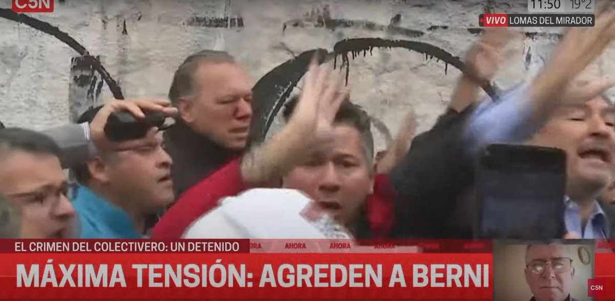 mauroszeta's tweet photo. 🚨 AHORA | AGREDIERON A SERGIO BERNI EN LA PROTESTA POR EL CRIMEN DEL COLECTIVERO
- El ministro de seguridad bonaerense recibió un botellazo en la cara https://t.co/vUorIoHqZa