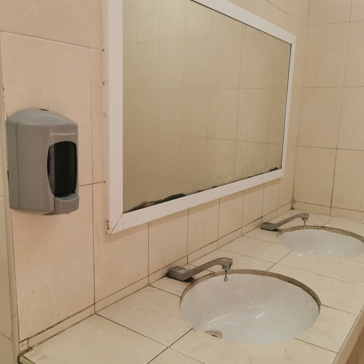 Cobran el servicio en la estación de servicio de Playa del Carmen pero los baños están sucios y no hay agua ni para lavarse las manos!!!