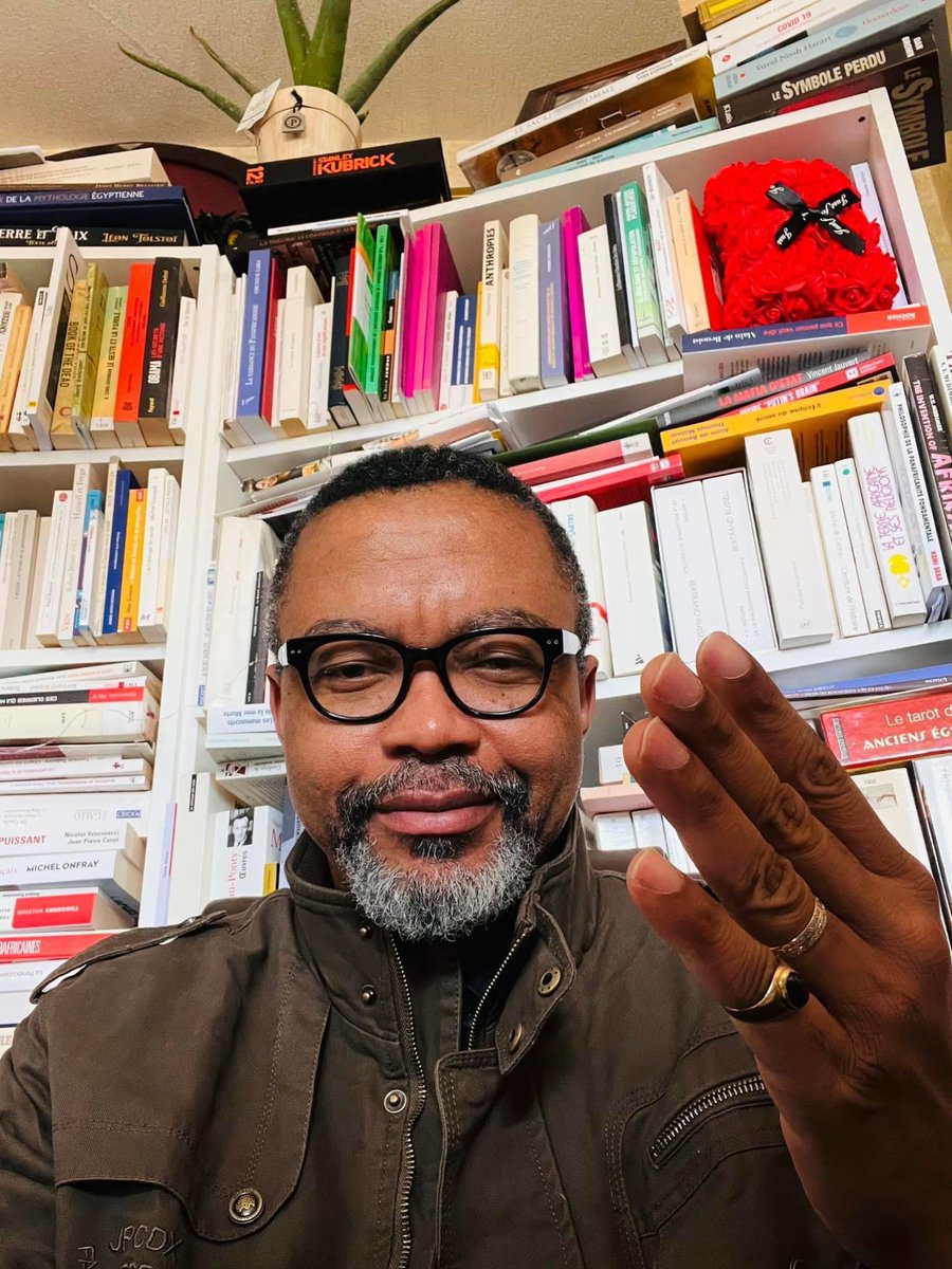 FranklinNYAMSI's tweet photo. ALERTE ⚠ 

LE ROULEAU COMPRESSEUR DU REGIME MACRON CONTRE MA PERSONNE SE DÉROULE DAVANTAGE! CONVOCATION DEVANT LA POLICE JUDICIAIRE DE ROUEN LE 12 AVRIL PROCHAIN! 

J'informe la communauté citoyenne de l'Afrique des Libertés et l'opinion internationale que ce lundi 3 avril 2023, vers 16h, j'ai reçu la visite de deux agents de la police judiciaire de Rouen à mon domicile de Mont Saint Aignan en France.

Ils sont venus me remettre en main propre, à mon domicile, une convocation pour le 12 avril prochain à 9h30 dans les locaux de la Police Judiciaire à Rouen, afin que je m'explique sur la gestion de l'Association Crush Party, dont je suis le Président. Les deux policiers m'ont clairement évoqué un prétendu "abus de confiance" qui me serait reproché.

Je me rendrai tout naturellement à la convocation avec mes avocats pour m'en expliquer. Mais je tiens à souligner que ceci n'est pas un fait anodin. Il s'agit clairement de l'acharnement du pouvoir politique français contre ma personne,  afin de me réduire par tous les moyens au silence en raison de mes critiques de la politique africaine de la France, qui m'ont valu depuis le 25 mars 2023 passé, une exclusion temporaire de 3 mois de mes fonctions professorales. 

C'est, très clairement le rouleau compresseur du régime Macron qui se déroule contre moi. Puisse l'opinion en prendre acte et l'Histoire, en témoigner. Car j'ai présidé à plus de 10 associations en France sans être l'objet des attentions spéciales de la police judiciaire. Il a fallu que le gouvernement Macron me prenne en chasse pour que soudain, on s'acharne à me prendre en défaut pour tenter de réduire ma Liberté en pièces détachées. 

Pour l'Afrique des Libertés, pour ma dignité et ma conscience et pour tous ceux qui me sont chers, je tiendrai bon! Que la Volonté de Dieu soit faite! 

Fait à Mont Saint Aignan,
Le  lundi 3 avril 2023
Dr Franklin Nyamsi Wa Kamerun Wa Afrika

PS: Merci d'assurer le plus large partage possible à la présente alerte.