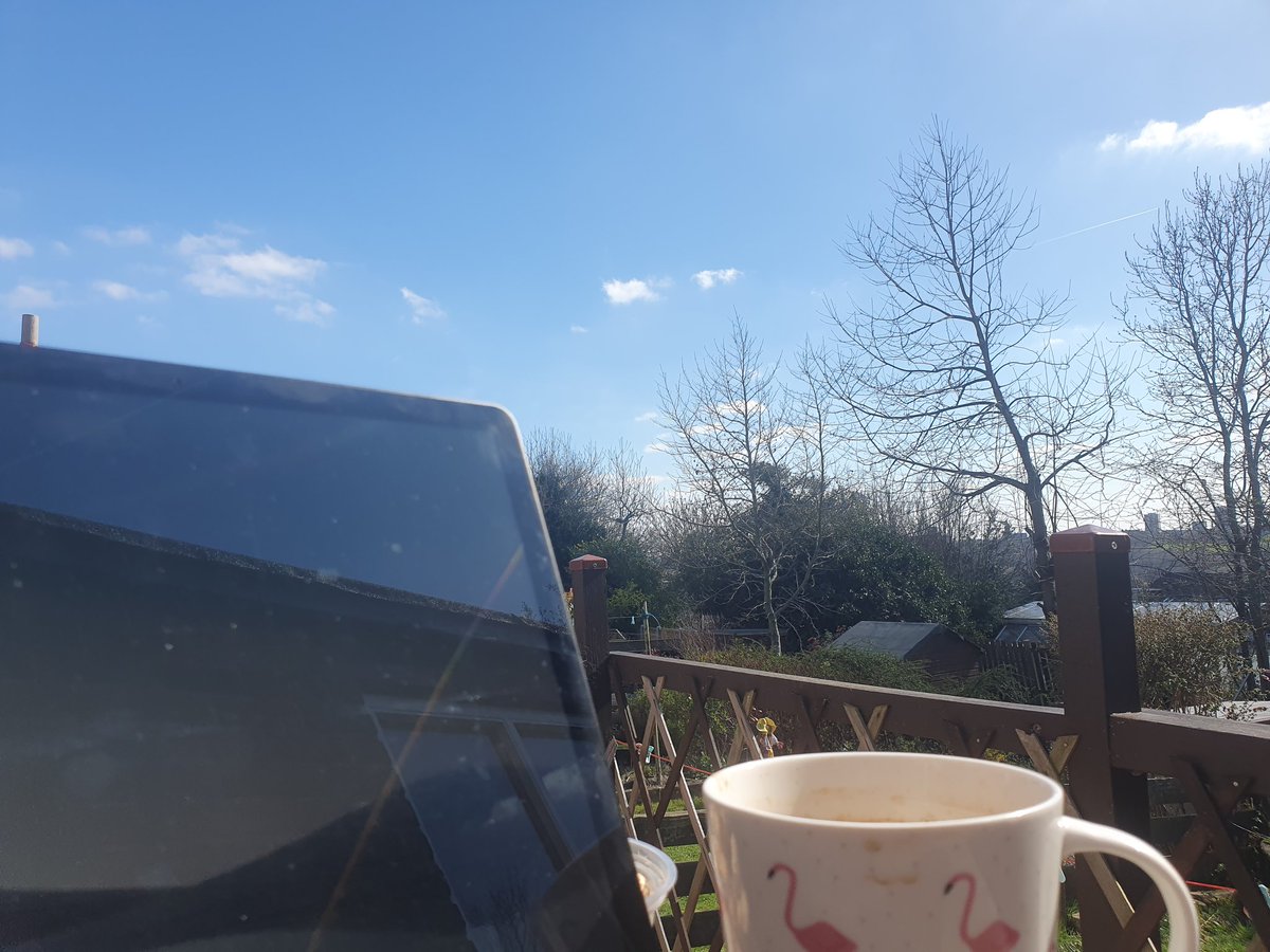 harrisonjoanne1's tweet photo. More of a work-from-garden afternoon than a wfh. No SAD lamp needed today! @yhousing #hubhomeroam https://t.co/astoc6byYa