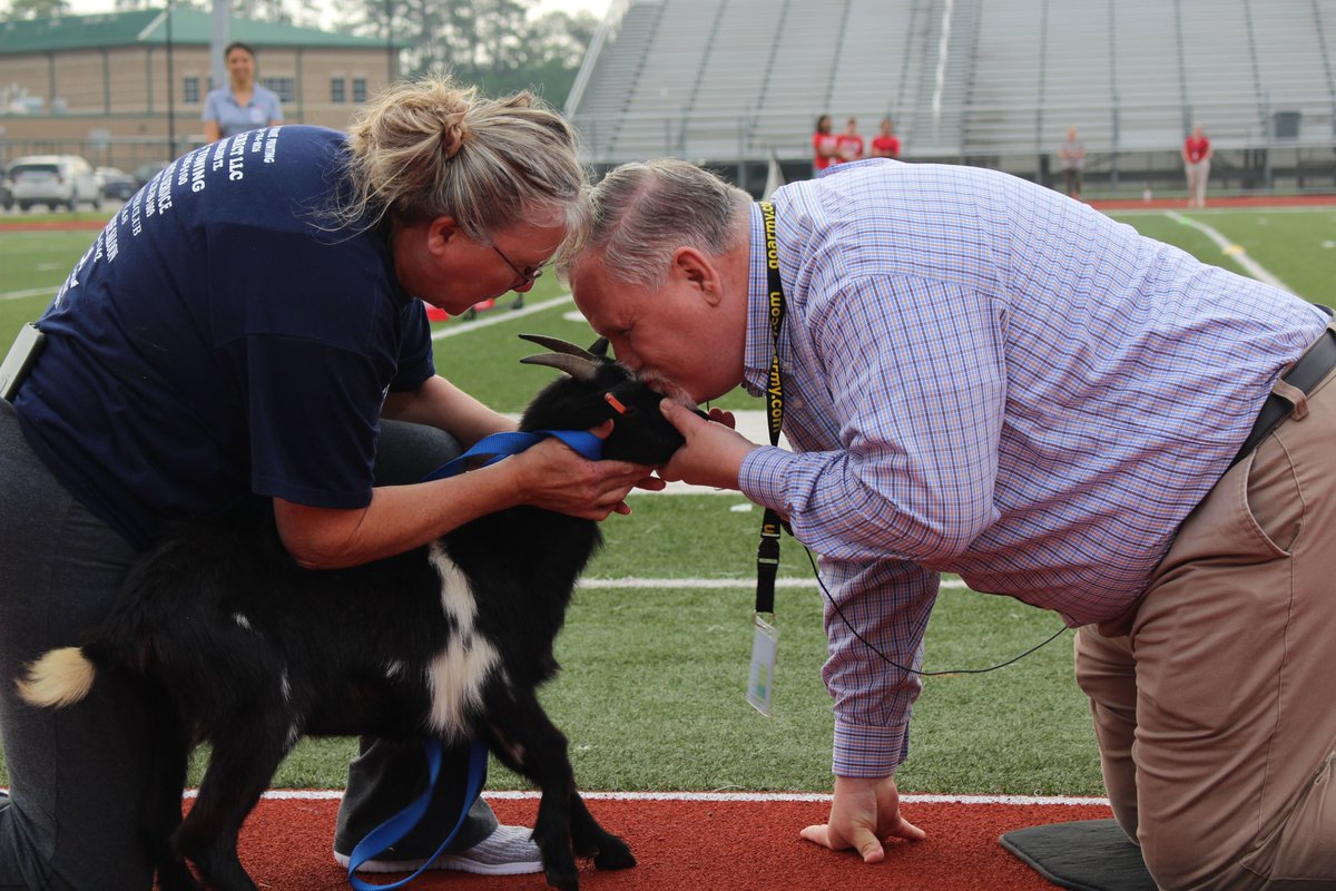 ClevelandISDTX's tweet image. Ever wondered what it's like to kiss a goat? If you're Superintendent McCanless, you don't have to wonder anymore.

Today marked the start of our #FieldFun attendance events! So fun! #AttendanceMatters #theClevelandISDway