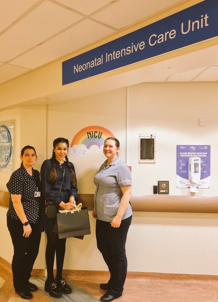 netty_lynette's tweet photo. Fatimah #diningcompanion #volunteer donating to @NICU_Oldham_NHS her own crocheted Blankets for parents to take home and a Β£110 donation to the unit thank you and well done Fatimah @OldhamCO_NHS @NCA_Volunteers @sgfurlong @FoZia40429 https://t.co/xaznL20QjM