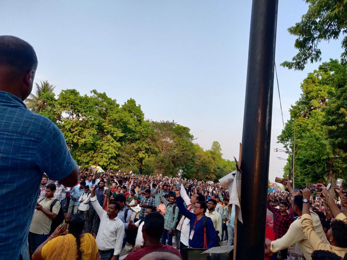 CHSUNILPATRO1's tweet photo. @CMO_Odisha
@Naveen_Odisha ଆହେ ମାନ୍ୟବର ମୁଖ୍ୟ ମନ୍ତ୍ରି ରାଜ୍ୟ ସରକାର, Corporates ମାନଙ୍କ ପାଇଁ ଜାପାନ ଗଲ, ହେଲେ ରାଜ୍ୟ ରେ କ୍ରିତଦାସ ପ୍ରଥା ଉଚ୍ଛେଦ ନ କଲ, କିନ୍ତୁ ରାଜ୍ୟ ରେ ବେକାରୀ ପ୍ରତିଶତ କମ୍ ଅଛନ୍ତି କହି ବାହା ବାହା ନେଲ। ତେଣୁ ଆହେ ମାନ୍ୟବର କ୍ରୀତଦାସ ପଥା କୁ ଦୟା କରି ଉଚ୍ଛେଦ କର। ଜୟ ଜଗନ୍ନାଥ https://t.co/530cYjBp3F