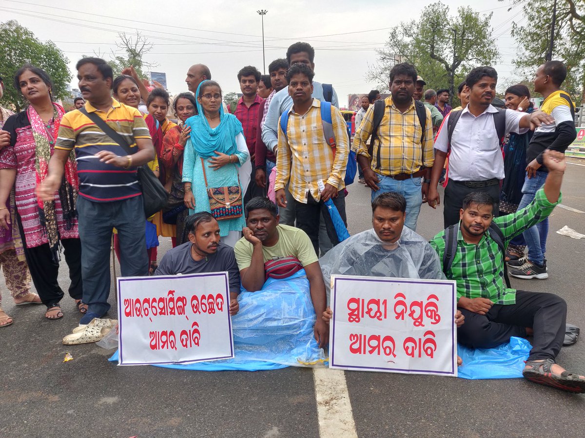 CHSUNILPATRO1's tweet photo. @CMO_Odisha
@Naveen_Odisha ଆହେ ମାନ୍ୟବର ମୁଖ୍ୟ ମନ୍ତ୍ରି ରାଜ୍ୟ ସରକାର, Corporates ମାନଙ୍କ ପାଇଁ ଜାପାନ ଗଲ, ହେଲେ ରାଜ୍ୟ ରେ କ୍ରିତଦାସ ପ୍ରଥା ଉଚ୍ଛେଦ ନ କଲ, କିନ୍ତୁ ରାଜ୍ୟ ରେ ବେକାରୀ ପ୍ରତିଶତ କମ୍ ଅଛନ୍ତି କହି ବାହା ବାହା ନେଲ। ତେଣୁ ଆହେ ମାନ୍ୟବର କ୍ରୀତଦାସ ପଥା କୁ ଦୟା କରି ଉଚ୍ଛେଦ କର। ଜୟ ଜଗନ୍ନାଥ https://t.co/530cYjBp3F