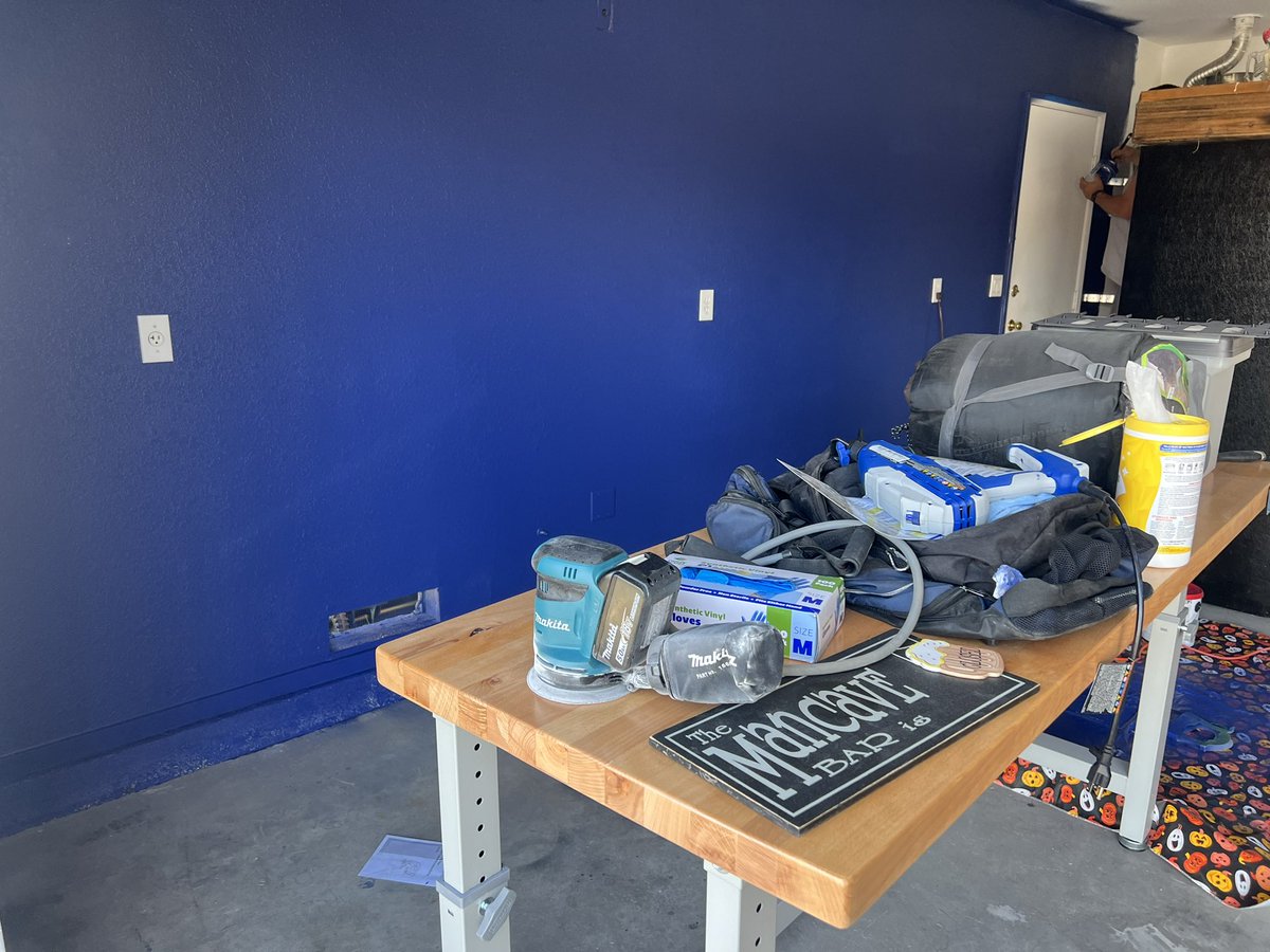 settingitfree's tweet image. Fabulous weekend. My husband is creating a kickass workspace area for himself in the garage and of course he deserves painted walls in “Dallas Cowboys Blue.” 🤙🏽🤙🏽🤙🏽 #WorkHard #goals #perfectlife 😂🤙🏽🥰♥️@dallascowboys