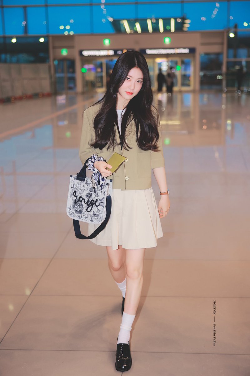 230403 #신예은 #Shinyeeun 

Airport ❌
Runway ⭕
😏😏😏