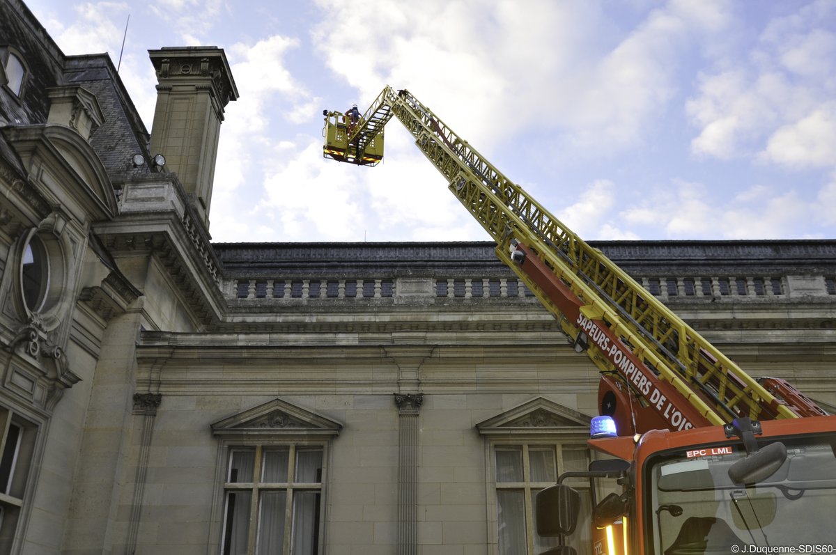 SDIS60's tweet image. #Matériel Lors d’exercices comme celui du château de Chantilly, les différents moyens des #pompiers60 sont mis en œuvre aux endroits stratégiques. Chaque engin spécifique est placé en fonction des accès possibles (courettes, ponts, jardins…) afin de tester l’accessibilité.
