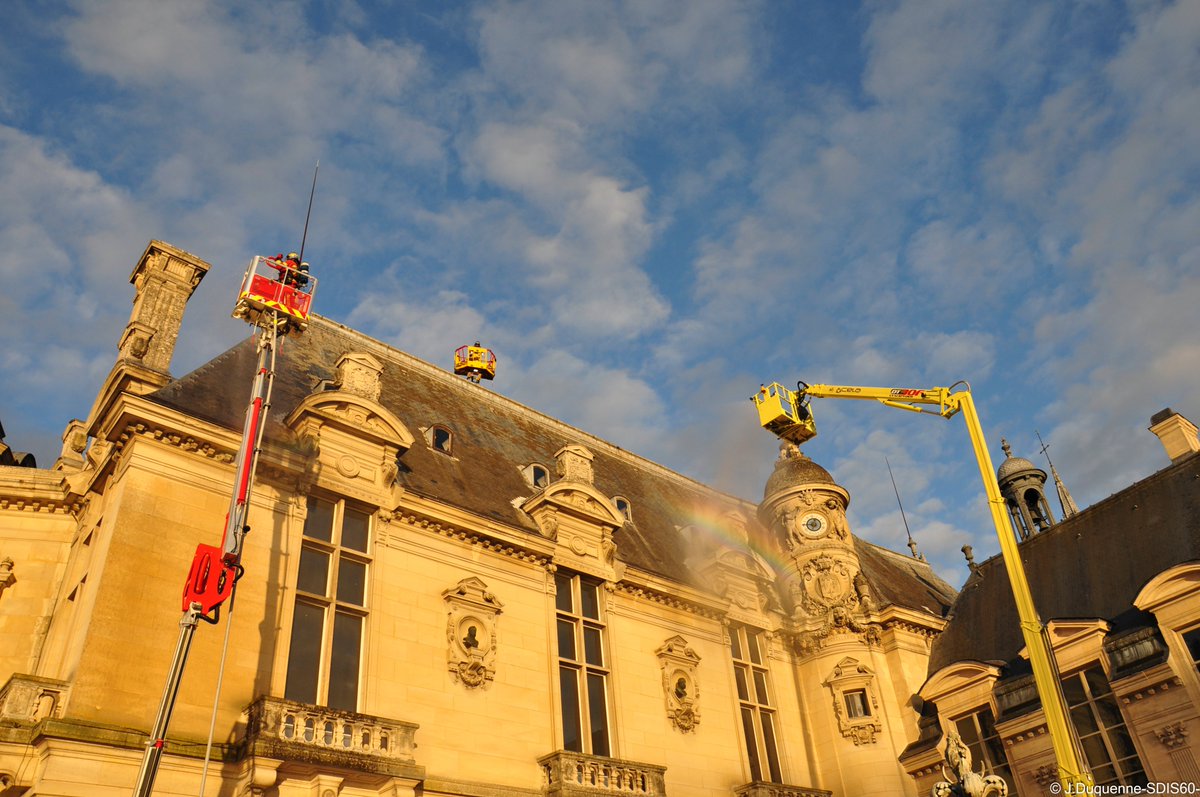 SDIS60's tweet image. #Matériel Lors d’exercices comme celui du château de Chantilly, les différents moyens des #pompiers60 sont mis en œuvre aux endroits stratégiques. Chaque engin spécifique est placé en fonction des accès possibles (courettes, ponts, jardins…) afin de tester l’accessibilité.